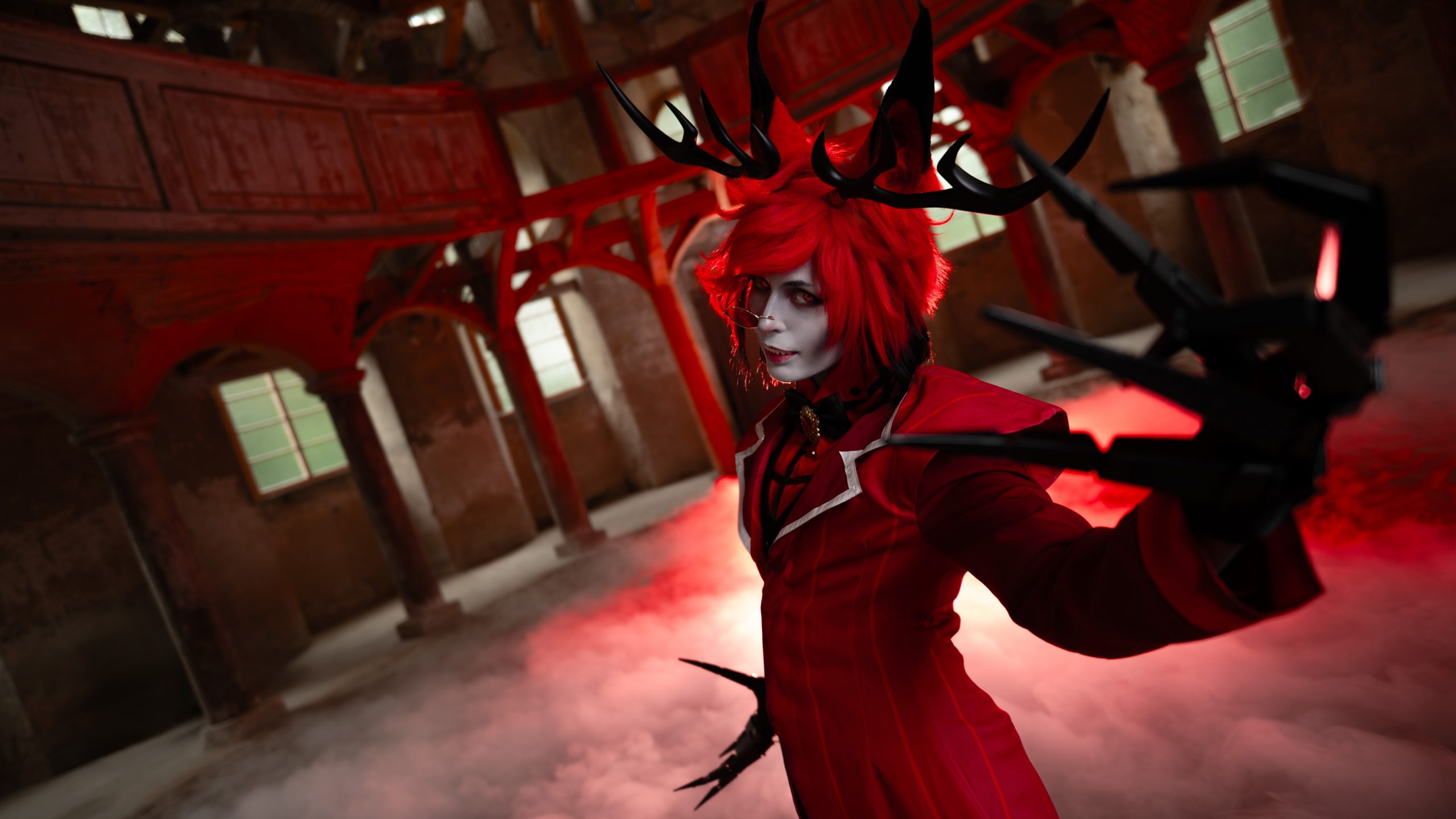 Das Cosplay Alastor aus Hazbin Hotel von @dejikocosplay